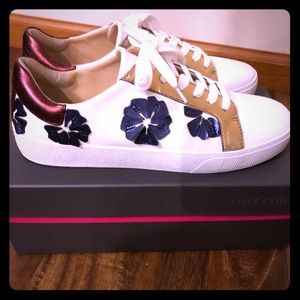 💯🆕 VINCE CAMUTO LEATHER SNEAKERS..CLAUDINIA